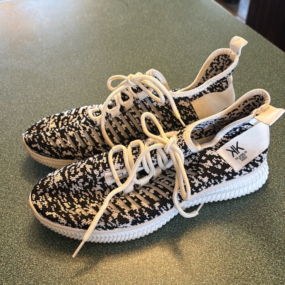 Tennis shoes-barely worn
